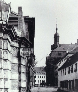 Im Gebäude des "Militär-Büreaus" war auch das Gefängnis untergebracht, aus dem "dank" des Karnevalslärms beinahe einige Häftlinge entwichen wären. Im Hintergrund die St-Maximilian-Kirche.